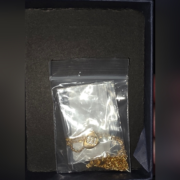 Gold Initial E Heart Pendant Necklace - Personalized Women’s Jewelry - Picture 4 of 5